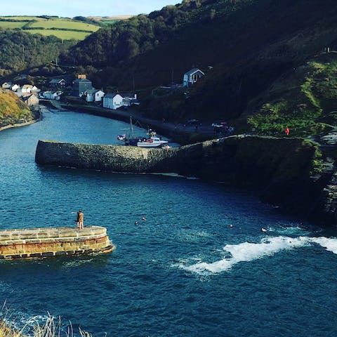 Walk to the picturesque harbour of Boscastle in less than fifteen minutes