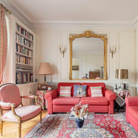 Choose a book and relax in the baroque-style living room