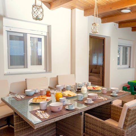 Trade stories over breakfast or meze at meal times