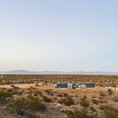 Stay in total seclusion, yet just a fifteen–minute drive from downtown Joshua Tree