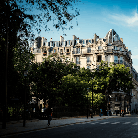 Explore Paris from this 15th-arrondissement base