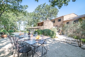 Bonnieux Blooms image 7