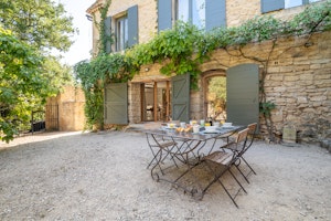 Bonnieux Blooms image 1