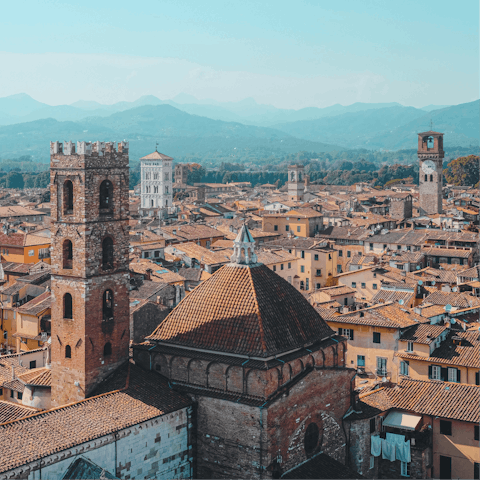 Explore Lucca on foot – Piazza dell'Anfiteatro is two minutes away