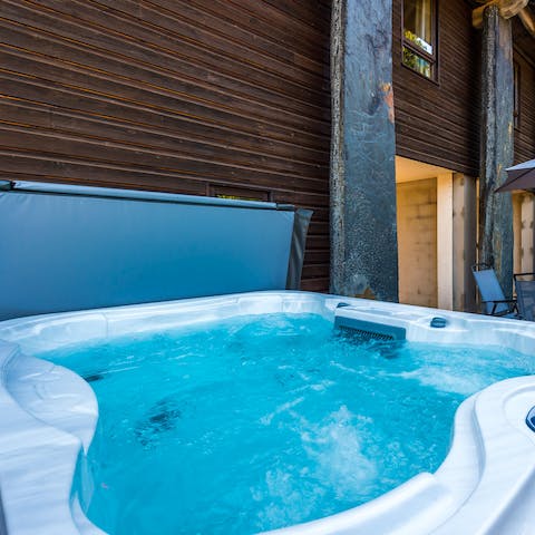 Unwind in the jacuzzi hot tub after a hike in Snowdonia