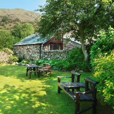 Enjoy an alfresco meal in the sunshine