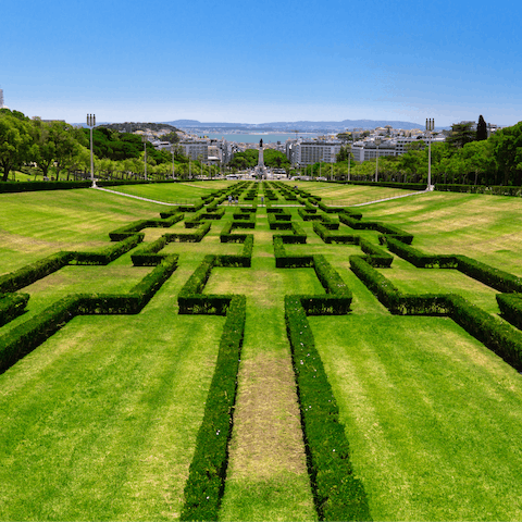 Enjoy a picnic in Parque Eduardo VII, less than a ten-minute walk from your building