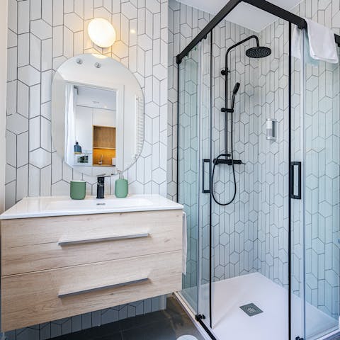 Get mornings started on a pampered foot with a soak under the bathrooms' rainfall showers