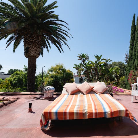 Laze on the daybed on the roof terrace