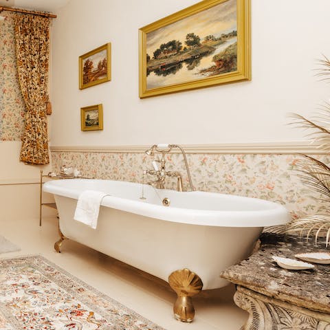 Unwind in the roll top baths after a fresh country walk in Buscot 