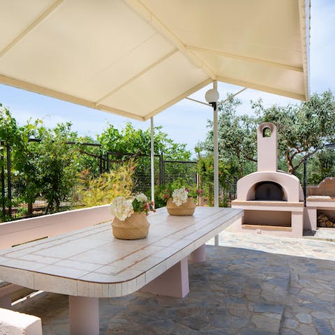 Tuck into alfresco feasts with all the family beneath the pergola
