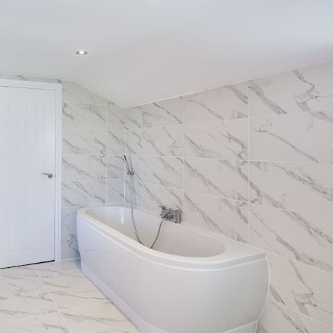 Finish the day with a long and uninterrupted soak in the large bathtub