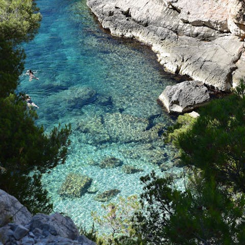 Immerse yourself in the stunning beauty of the Cote d'Azur, with the beautiful Bonne Brise beach just moments away 