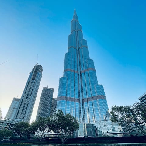 Admire the best views of the city from the stunning Burj Khalifa tower