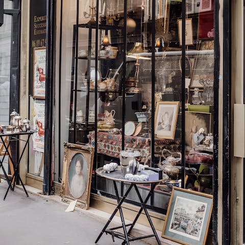 Go antique shopping in the heart of the 9th arrondissement