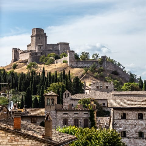 Visit the famous hilltop village of Assisi, just 27km by car