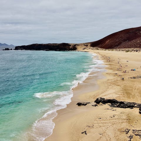  Discover the deserted beaches of Lanzarote, less than thirty minutes’ drive from your doorstep