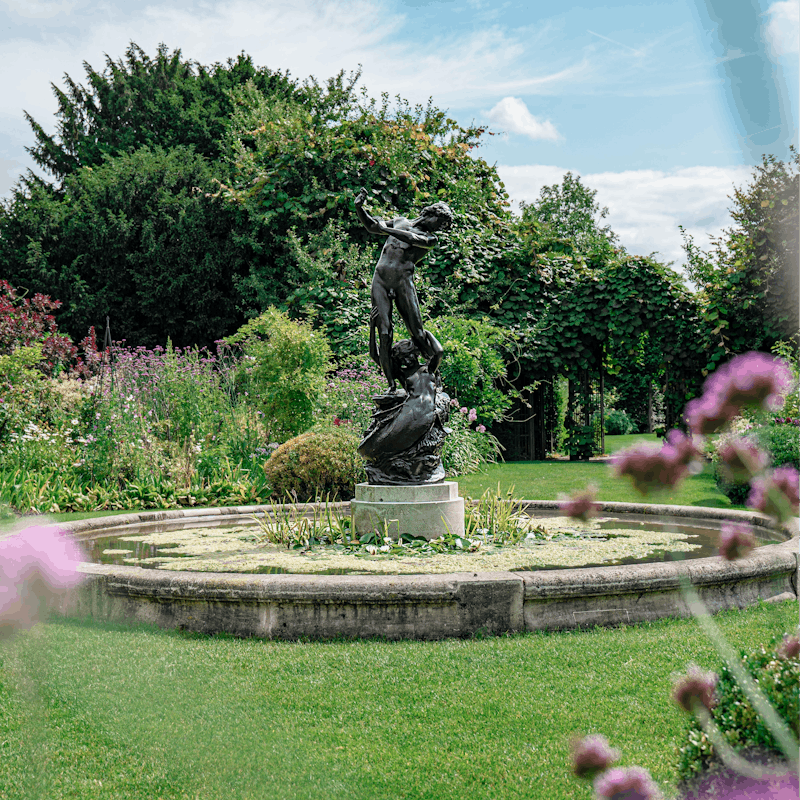 Reach Regent's Park in twenty minutes by foot and picnic on the lush lawns