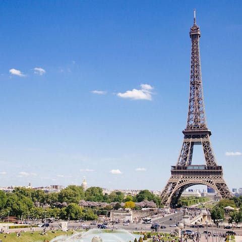 Walk to the Eiffel Tower in only twenty minutes