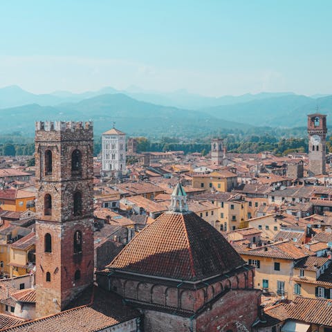 This home is in a quiet area, near the city walls and a short walk from restaurants, shops and public transport.