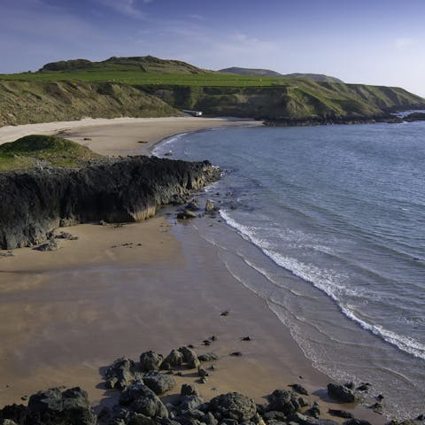 Stay on the Llŷn Peninsula, renowned for its natural beauty and sandy beaches 