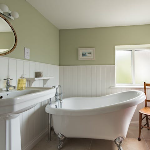 Sink into your rolltop bath to indulge in the cottage lifestyle