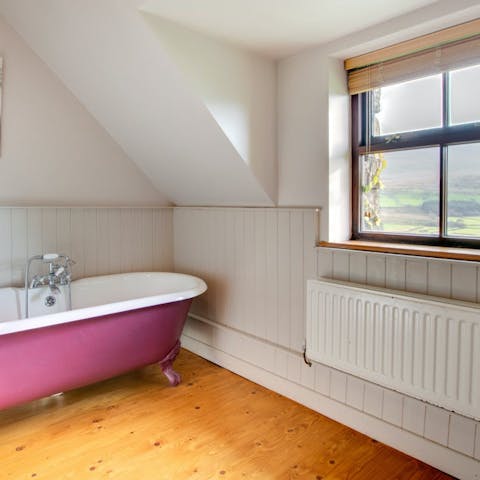 Soak in the bathtub after a hike in Snowdonia Park