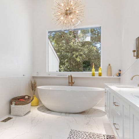 Pamper yourself in the free-standing bath tub 