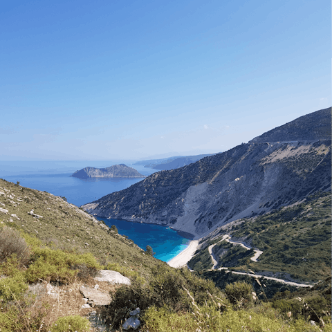 Discover Kefalonia from the quaint village of Lakithras 