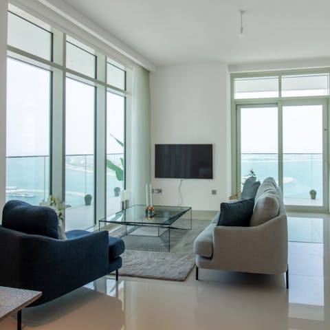 Kick back and relax in the stylish living space, the views of the harbour are magical at night