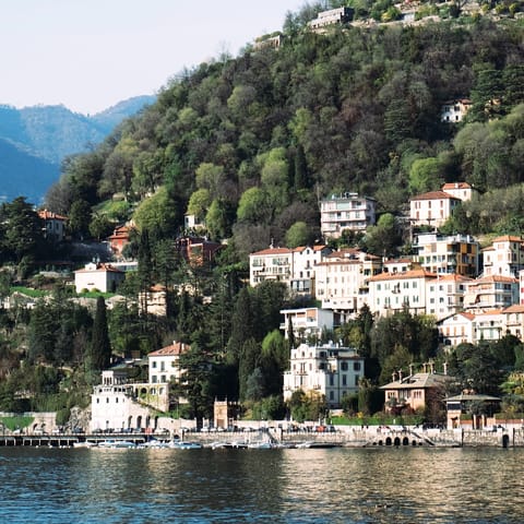 Explore beautiful lakeside towns – Como is just 5 kilometres away