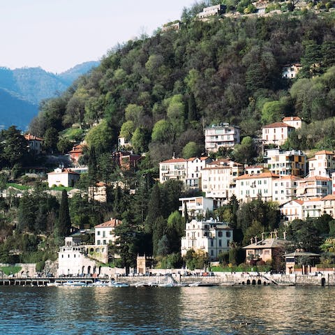 Explore beautiful lakeside towns – Como is just 5 kilometres away