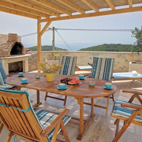 Enjoy outdoor feasts with your loved ones in the most glorious setting