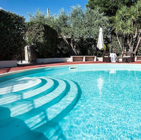 Make an entrance down the Romanesque pool steps then glide over to the inbuilt hydrotherapy corner for a massage