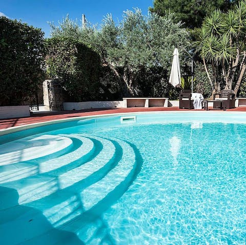 Make an entrance down the Romanesque pool steps then glide over to the inbuilt hydrotherapy corner for a massage