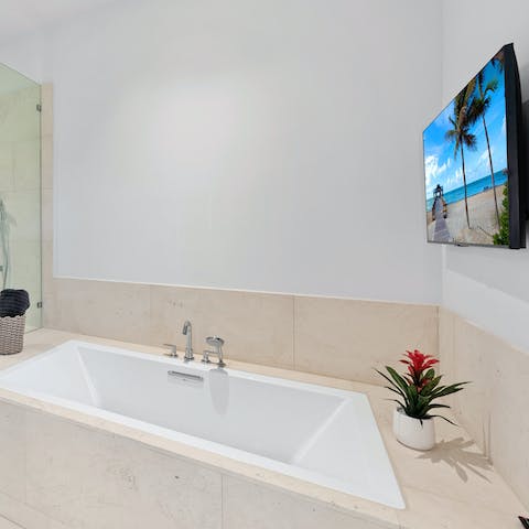 Watch your favourite shows in the bath tub, after a tiring day on Miami Beach 