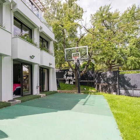 Enjoy family fun and basketball games in the fresh air 