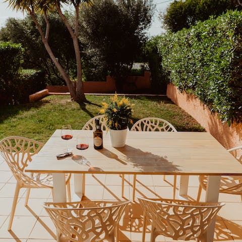 Dine alfresco on conquilhas à algarvia in the back garden