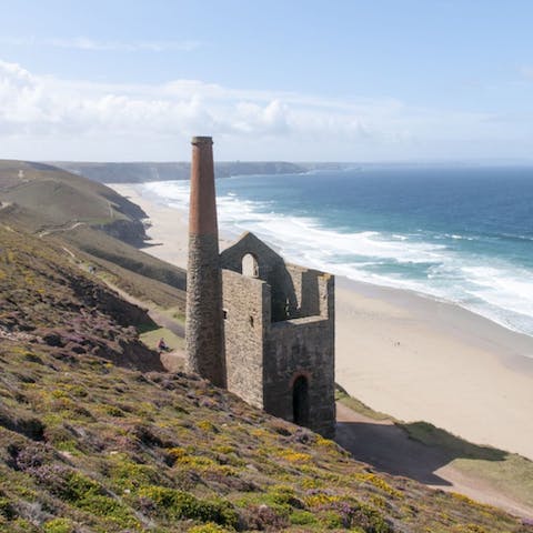 Twenty minutes from both the North and South Cornish coasts