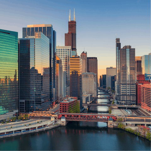 Take in everything Chicago has to offer from this South Loop location