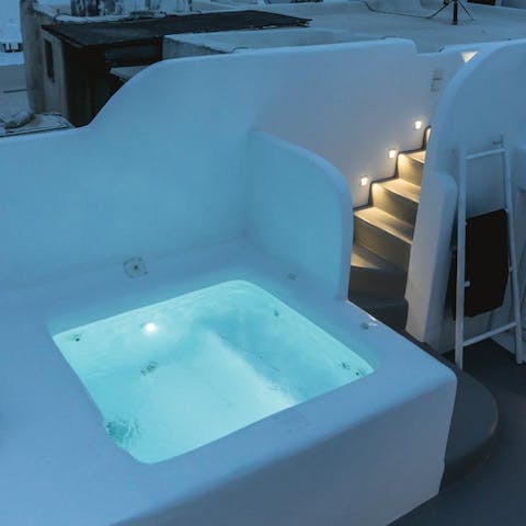 Pour yourself a glass of bubbles in the heated Jacuzzi pool in the evening