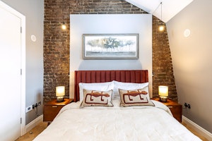 Beams Over London image 14