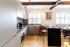 Beams Over London image 7