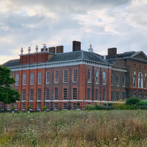 Admire the Kensington Palace and its beautiful gardens, under a twenty-minut stroll away