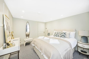 Bloomsbury Breeze image 9