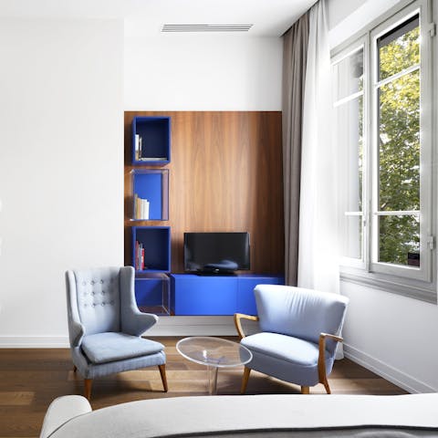 Relax in the bright living room with a glass of Italian wine and a book from the shelves after a day of exploring