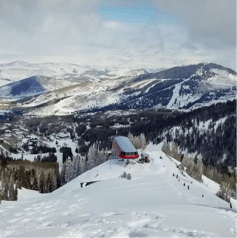 Spend all day on the mountain – your home is just a seven-minute walk from Frostwood Gondola