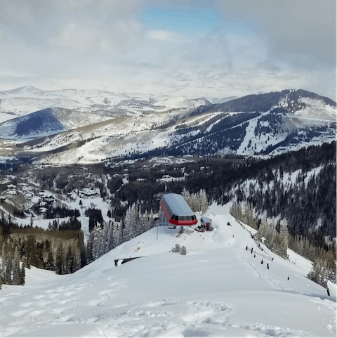 Spend all day on the mountain – your home is just a seven-minute walk from Frostwood Gondola