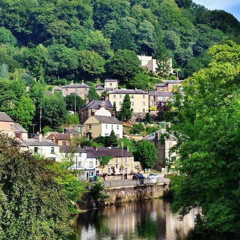 Discover the pretty market town of Bakewell, home to the famous pudding, museums and picturesque walks along the river bank 
