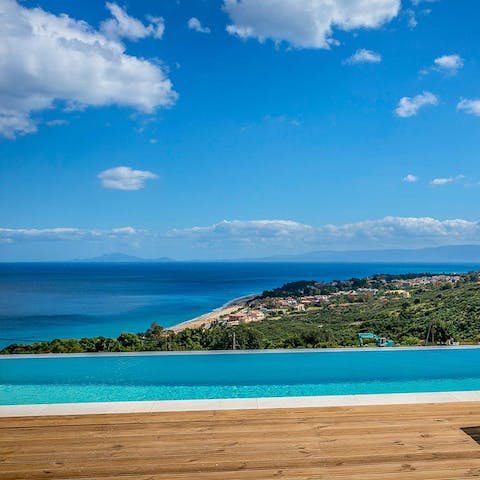 Spend the day in the infinity pool 